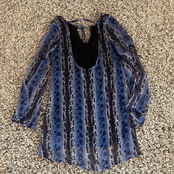 Flowy Dress with Open Back - Picture 3 of 4